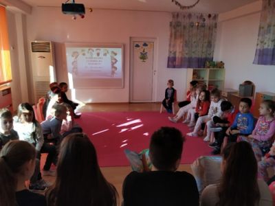      Учениците от начален етап на ОУ „Св. Иван Рилски”, с. Кошарица отбелязаха националната седмица на четенето като посетиха ДГ „Детски свят”, с. Кошарица и прочетоха любими приказки на децата. - ОУ Св. Иван Рилски - Кошарица, Несебър