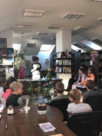 Във връзка с „Националната седмица на четенето” учениците от прогимназиален етап на ОУ „Св. Иван Рилски” посетиха библиотеката към Народно читалище „Светлина - 1928”, с. Кошарица и проведоха маратон на четенето. - ОУ Св. Иван Рилски - Кошарица, Несебър